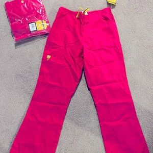 Women’s Wonder Wink Hot Pink scrub set-size medium. New with tags